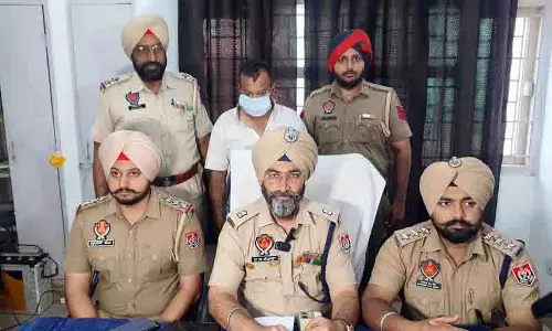 Police ने धनी लोगों को हनीट्रैप में फंसाकर पैसा ऐंठने वाले गिरोह का भंडाफोड़ किया