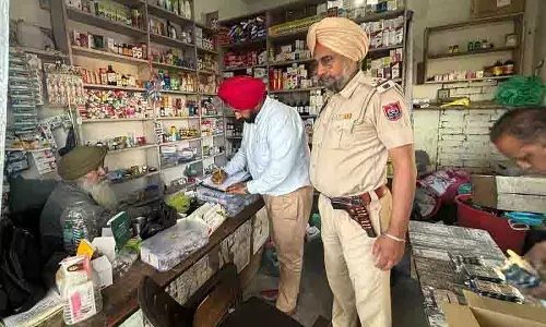 Amritsar: मेडिकल दुकानों पर छापेमारी तेज Amritsar: मेडिकल दुकानों पर छापेमारी तेज