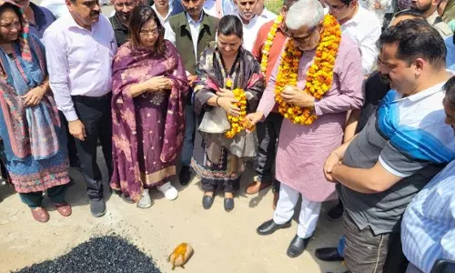 Sham Lal ने जम्मू-उत्तर विधानसभा क्षेत्र में प्री-मिक्स बिछाने के कार्य का उद्घाटन किया Sham Lal ने जम्मू-उत्तर विधानसभा क्षेत्र में प्री-मिक्स बिछाने के कार्य का उद्घाटन किया