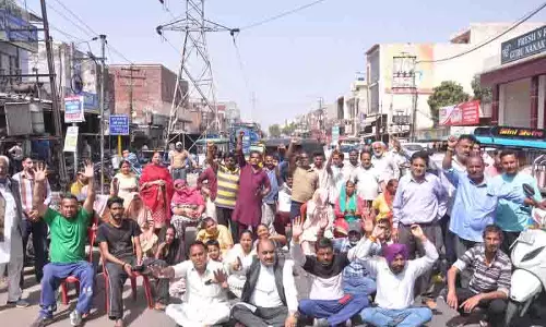Ram Tirath Road क्षेत्र के निवासियों ने शराब की दुकान बंद करने की मांग को लेकर प्रदर्शन किया