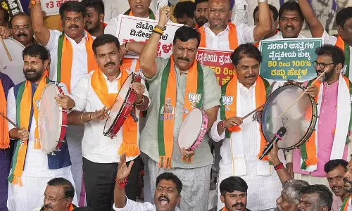 Karnataka में महंगाई के खिलाफ भाजपा सड़कों पर उतरी