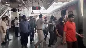 Mathura : चलती ट्रेन में तलवारबाजी, युवक घायल Mathura : चलती ट्रेन में तलवारबाजी, युवक घायल