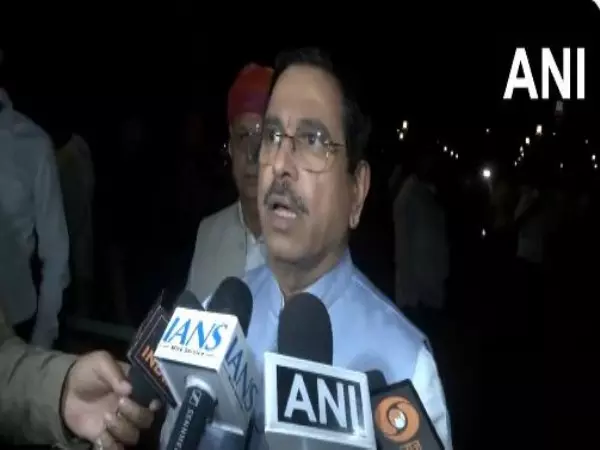 ऐतिहासिक: लोकसभा द्वारा वक्फ संशोधन विधेयक पारित किए जाने के बाद केंद्रीय मंत्री Prahlad Joshi ऐतिहासिक: लोकसभा द्वारा वक्फ संशोधन विधेयक पारित किए जाने के बाद केंद्रीय मंत्री Prahlad Joshi