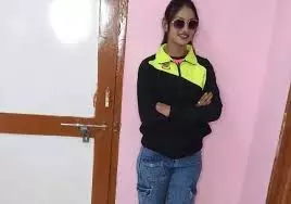 Monalisa : गुलाबी टी-शर्ट और जींस के साथ काला चश्मा पहने मोनालिसा नए अवतार में Monalisa : गुलाबी टी-शर्ट और जींस के साथ काला चश्मा पहने मोनालिसा नए अवतार में