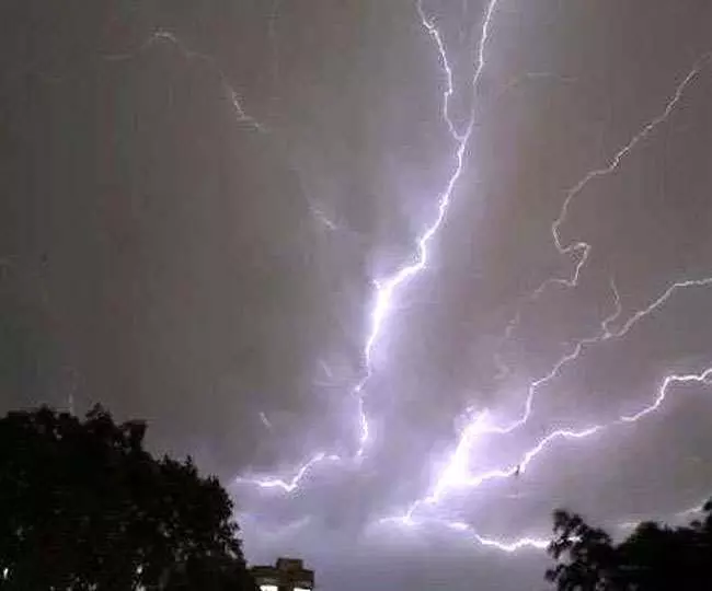 UP Weather : बदलेगा मौसम, कई जिलों में वज्रपात और लू का अलर्ट UP Weather : बदलेगा मौसम, कई जिलों में वज्रपात और लू का अलर्ट