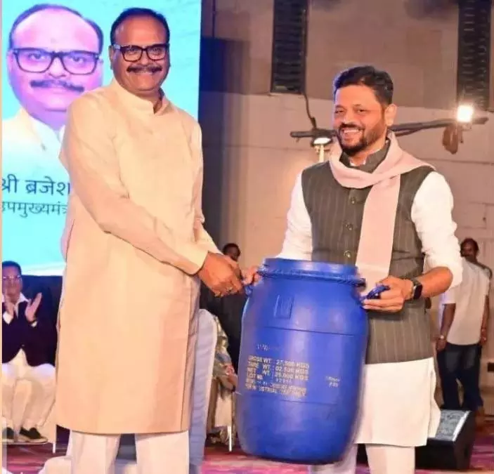 Lucknow : लंतरानी में ठहाके: डिप्टी सीएम ब्रजेश पाठक को मिला नीला ड्रम Lucknow : लंतरानी में ठहाके: डिप्टी सीएम ब्रजेश पाठक को मिला नीला ड्रम