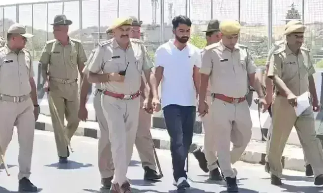 Barmer: पुलिस ने जानलेवा हमले के इनामी आरोपी की बाजार में पैदल परेड करवाई Barmer: पुलिस ने जानलेवा हमले के इनामी आरोपी की बाजार में पैदल परेड करवाई