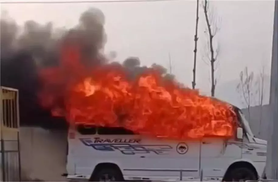 Jammu-Kashmir: टेंपो ट्रैवलर में अचानक लगी आग, मची अफरा-तफरी Jammu-Kashmir: टेंपो ट्रैवलर में अचानक लगी आग, मची अफरा-तफरी