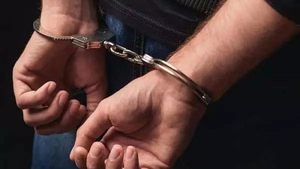 Mumbai: पुलिस ने 7 पिस्तौल और 21 कारतूस के साथ 5 संदिग्धों को पकड़ा Mumbai: पुलिस ने 7 पिस्तौल और 21 कारतूस के साथ 5 संदिग्धों को पकड़ा