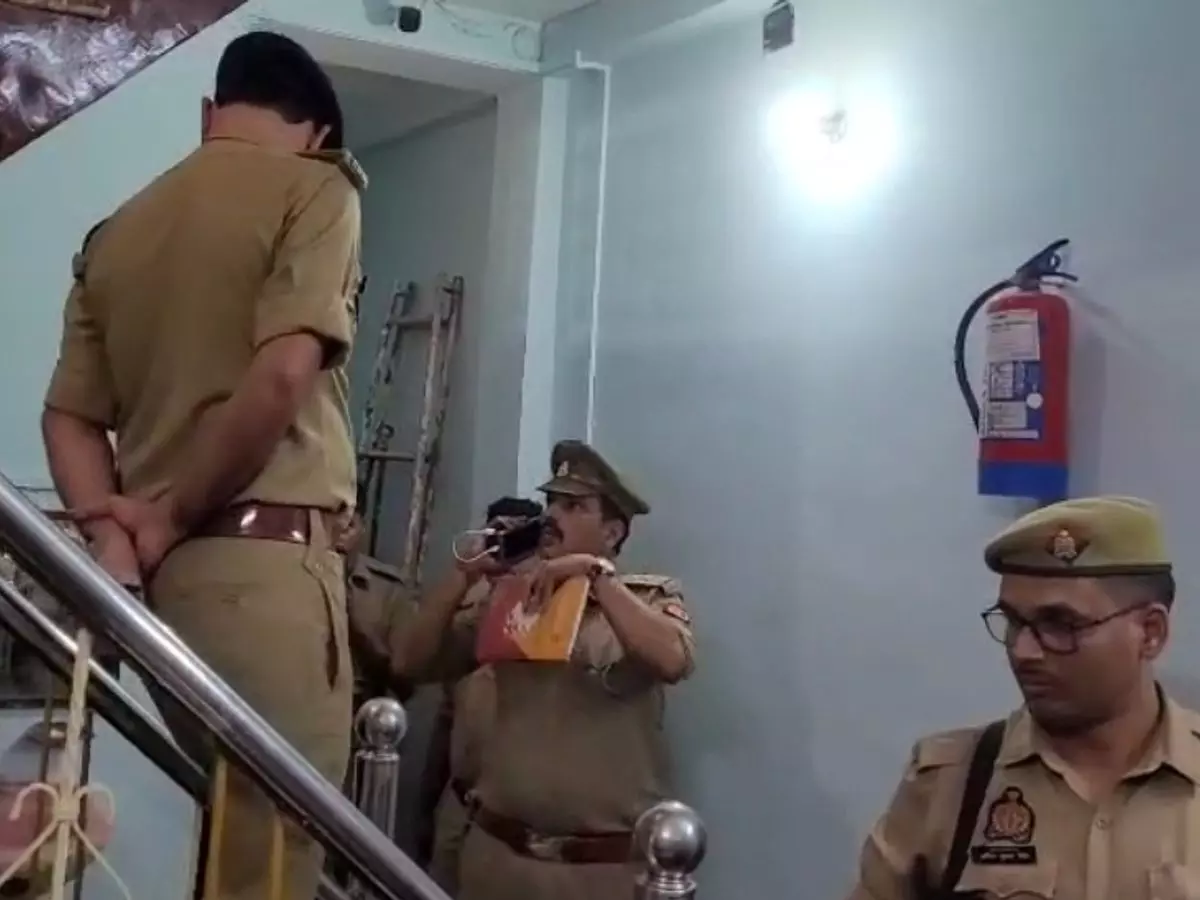 Ballia: स्टेशन रोड स्थित महावीर लॉज में युवती की मौत, युवक के खिलाफ मुकदमा दर्ज Ballia: स्टेशन रोड स्थित महावीर लॉज में युवती की मौत, युवक के खिलाफ मुकदमा दर्ज