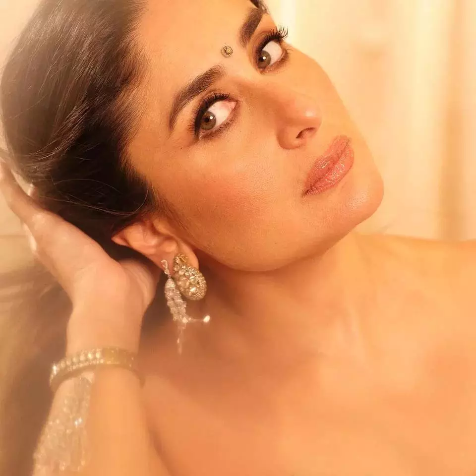 Kareena Kapoor ने बोटॉक्स से बनाई दूरी, जानिए कैसे रखती हैं खुद को फिट और खूबसूरत Kareena Kapoor ने बोटॉक्स से बनाई दूरी, जानिए कैसे रखती हैं खुद को फिट और खूबसूरत