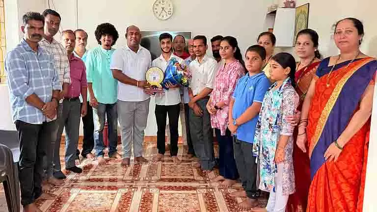 Goa 12वीं की परीक्षा में कॉमर्स स्ट्रीम में टॉप करने पर आदित्य शरद अपुले को सम्मानित किया Goa 12वीं की परीक्षा में कॉमर्स स्ट्रीम में टॉप करने पर आदित्य शरद अपुले को सम्मानित किया