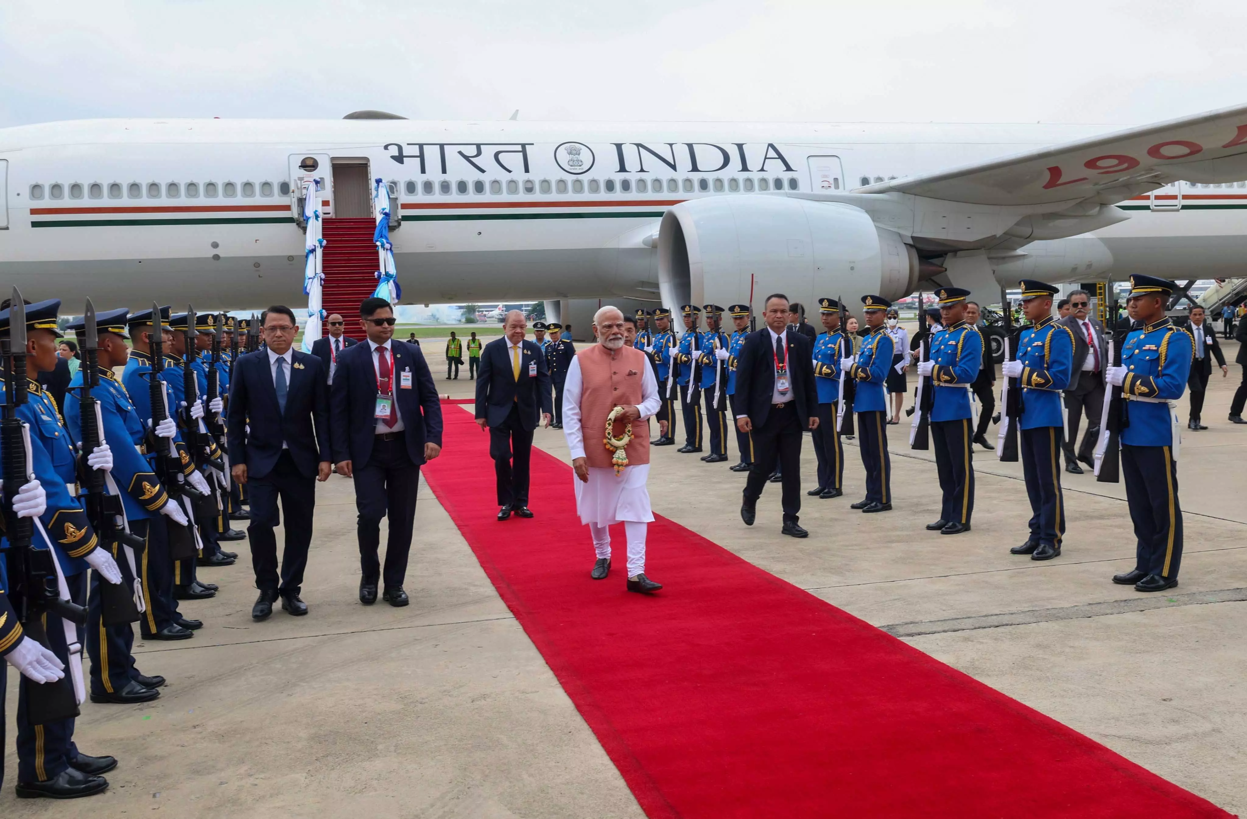 प्रधानमंत्री मोदी का बैंकॉक में जोरदार स्वागत, VIDEO प्रधानमंत्री मोदी का बैंकॉक में जोरदार स्वागत, VIDEO