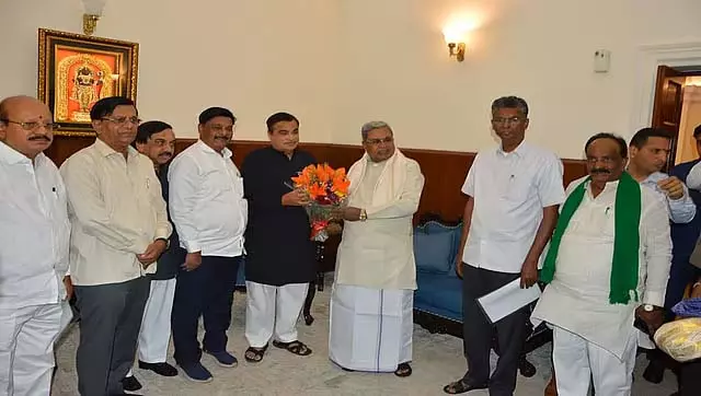 CM सिद्धारमैया ने केंद्रीय मंत्री नितिन गडकरी से की मुलाकात CM सिद्धारमैया ने केंद्रीय मंत्री नितिन गडकरी से की मुलाकात