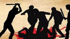 Godda: महिला से छेड़खानी करने पर ग्रामीणों ने युवक को पीटा, अस्पताल में मौत Godda: महिला से छेड़खानी करने पर ग्रामीणों ने युवक को पीटा, अस्पताल में मौत