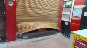 Jammu: चोरों ने छह दुकानों से कीमती सामान लूटा Jammu: चोरों ने छह दुकानों से कीमती सामान लूटा