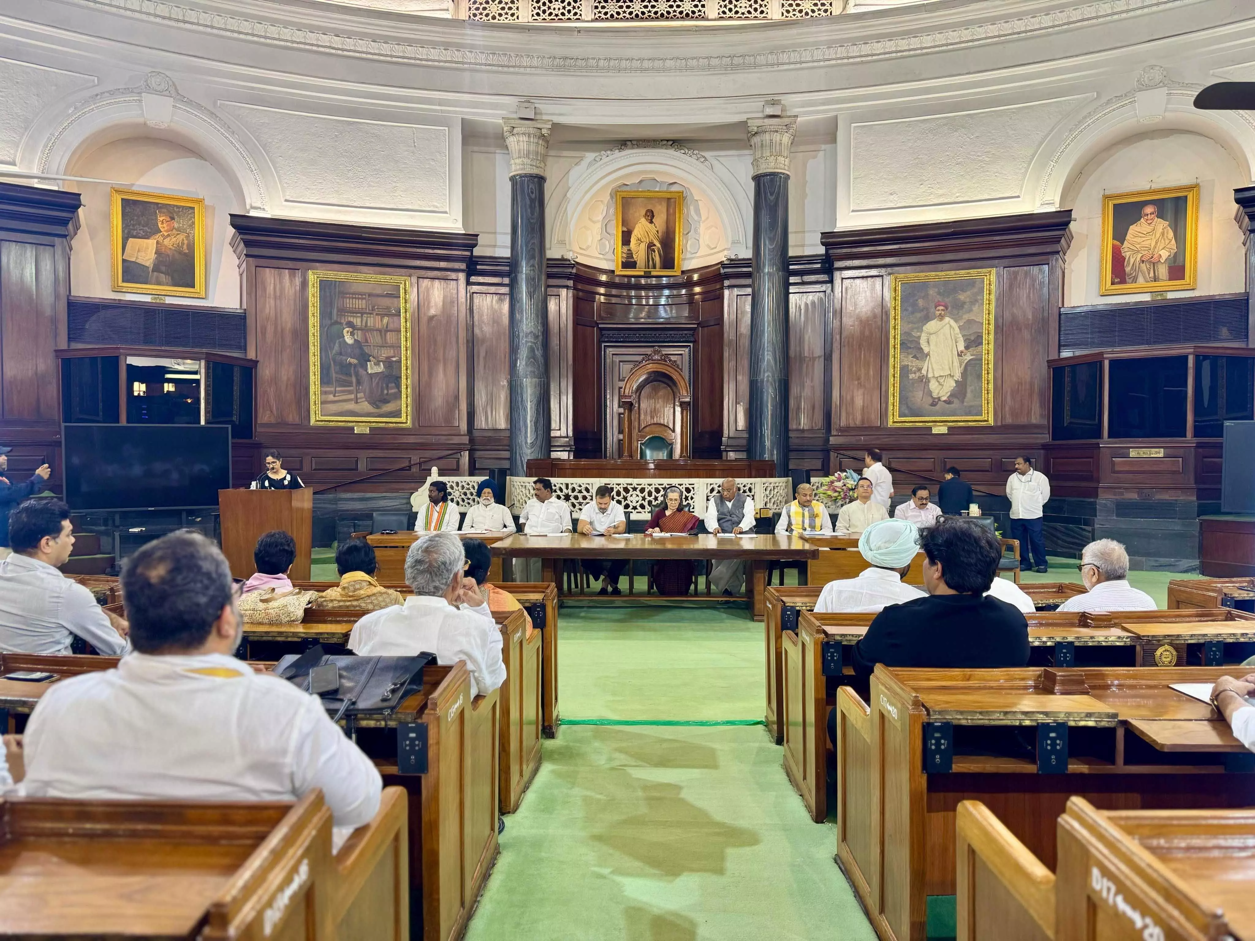 संसद में वक्फ विधेयक को जबरन पारित किया गया, यह संविधान पर सीधा हमला है: सोनिया गांधी संसद में वक्फ विधेयक को जबरन पारित किया गया, यह संविधान पर सीधा हमला है: सोनिया गांधी