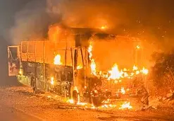 East Champaran: दिल्ली जा रही बस में लगी आग, 150 यात्री बाल-बाल बचे East Champaran: दिल्ली जा रही बस में लगी आग, 150 यात्री बाल-बाल बचे