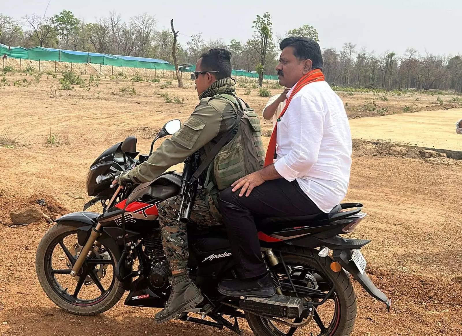 नक्सलगढ़ रायगुड़म बाइक से पहुंचे गृहमंत्री विजय शर्मा नक्सलगढ़ रायगुड़म बाइक से पहुंचे गृहमंत्री विजय शर्मा