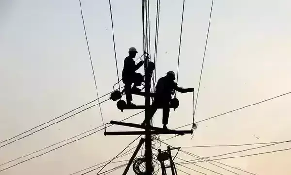 Bhopal: कार्य के दौरान लाइन कर्मियों के मोबाइल उपयोग पर रोक Bhopal: कार्य के दौरान लाइन कर्मियों के मोबाइल उपयोग पर रोक