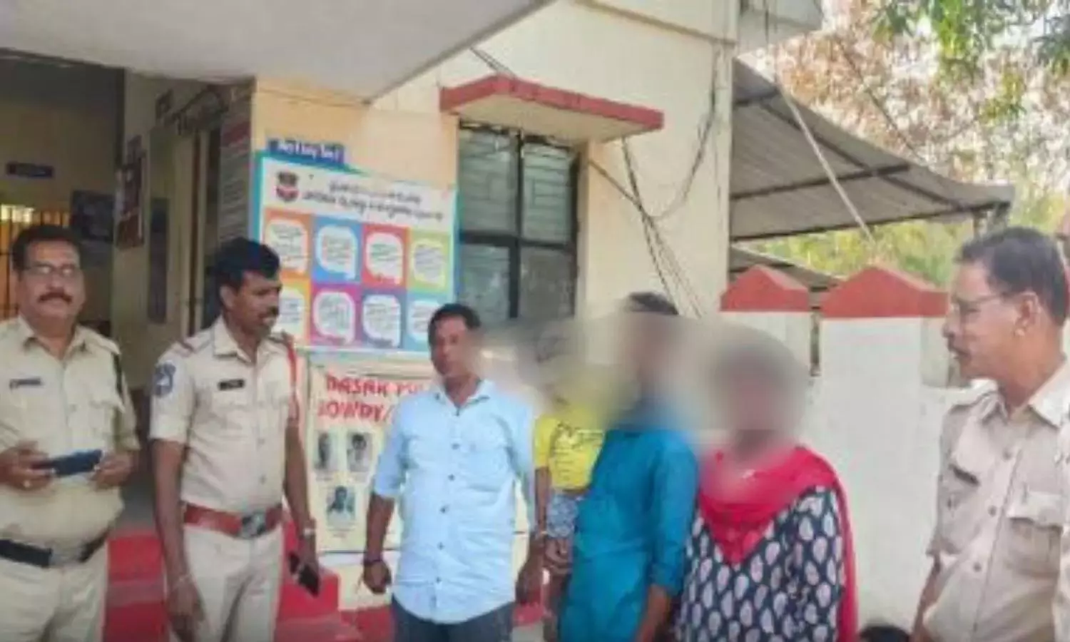 Telangana: निर्मल पुलिस ने गोदावरी नदी में परिवार के तीन सदस्यों को बचाया Telangana: निर्मल पुलिस ने गोदावरी नदी में परिवार के तीन सदस्यों को बचाया