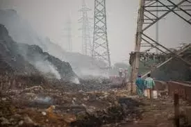 Delhi: यमुना बड़ी में गाजीपुर लैंडफिल से मिल रहा जहरीला कचरा Delhi: यमुना बड़ी में गाजीपुर लैंडफिल से मिल रहा जहरीला कचरा