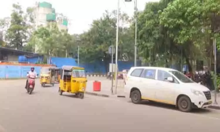 Teynampet में कार ने पैदल यात्रियों को टक्कर मारी, एक की मौत, तीन घायल Teynampet में कार ने पैदल यात्रियों को टक्कर मारी, एक की मौत, तीन घायल