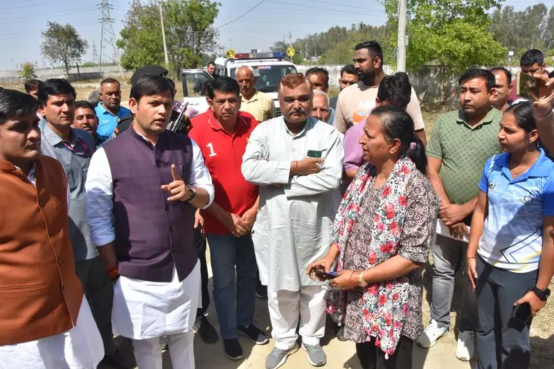 Haryana : स्टेडियम की खराब स्थिति से नाराज खेल मंत्री ने अधिकारियों को कार्रवाई की चेतावनी दी Haryana : स्टेडियम की खराब स्थिति से नाराज खेल मंत्री ने अधिकारियों को कार्रवाई की चेतावनी दी