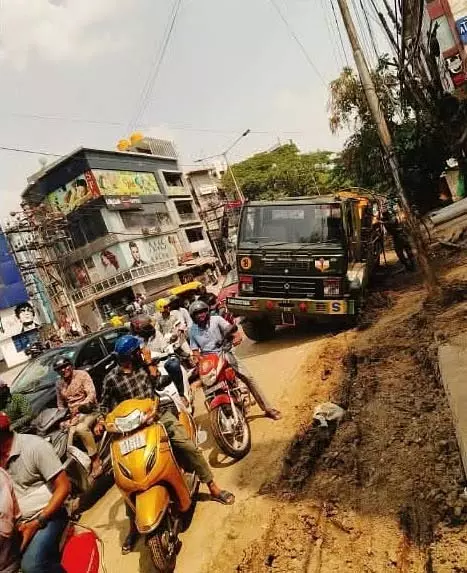 Bengaluru: निर्माण कार्य बाधित, ड्राइवरों को परेशान किया गया Bengaluru: निर्माण कार्य बाधित, ड्राइवरों को परेशान किया गया