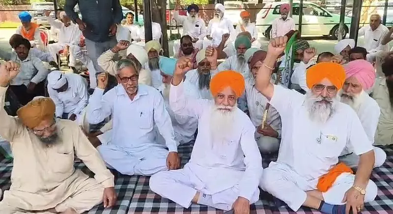Haryana : लंबित मुआवजे के लिए भूस्वामियों ने किया धरना Haryana : लंबित मुआवजे के लिए भूस्वामियों ने किया धरना