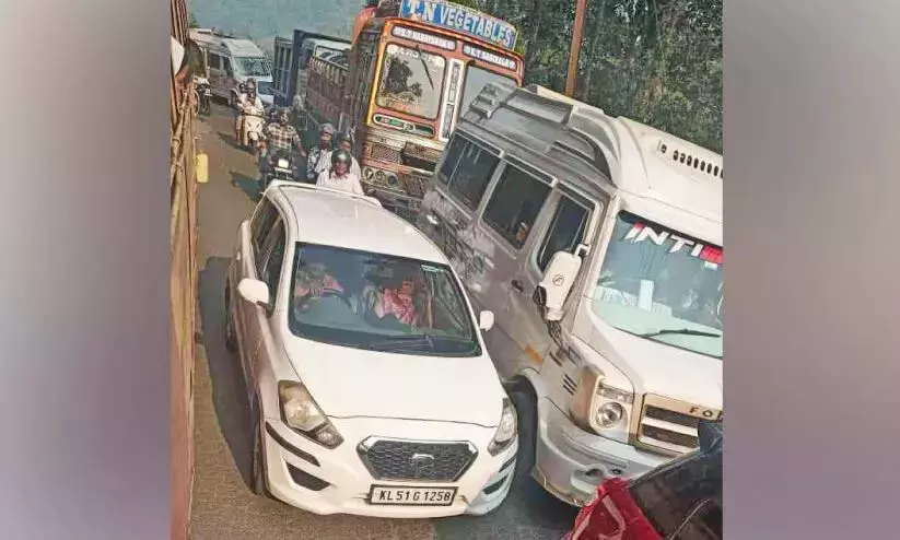 Kerala : ई-पास निरीक्षण के कारण नादुकनी दर्रे पर यातायात जाम Kerala : ई-पास निरीक्षण के कारण नादुकनी दर्रे पर यातायात जाम
