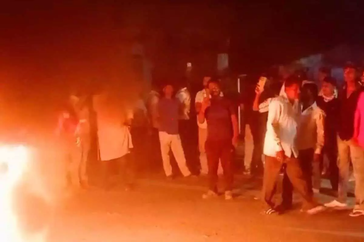 12 साल की बच्ची की दुष्कर्म के बाद पत्थर से कूचकर हत्या, लोगों का गुस्सा फूट पड़ा 12 साल की बच्ची की दुष्कर्म के बाद पत्थर से कूचकर हत्या, लोगों का गुस्सा फूट पड़ा