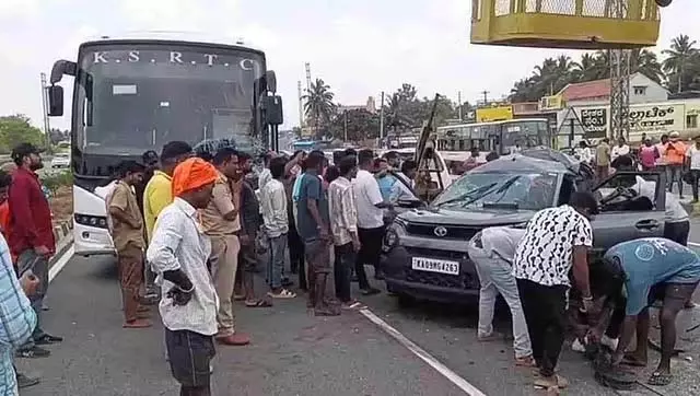 ऐरावत बस और कार में टक्कर : परिवार के चार लोगों की मौत ऐरावत बस और कार में टक्कर : परिवार के चार लोगों की मौत