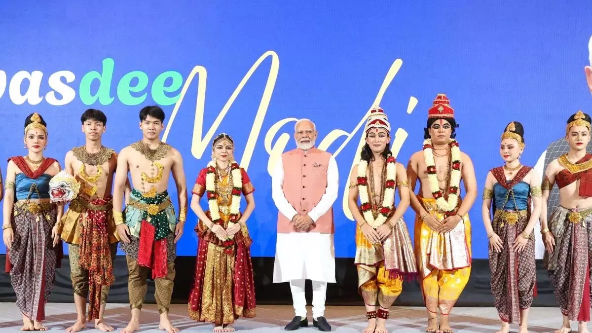 PM मोदी का भव्य स्वागत, मंत्रोच्चार और मोदी-मोदी के नारों से गूंजा थाईलैंड PM मोदी का भव्य स्वागत, मंत्रोच्चार और मोदी-मोदी के नारों से गूंजा थाईलैंड