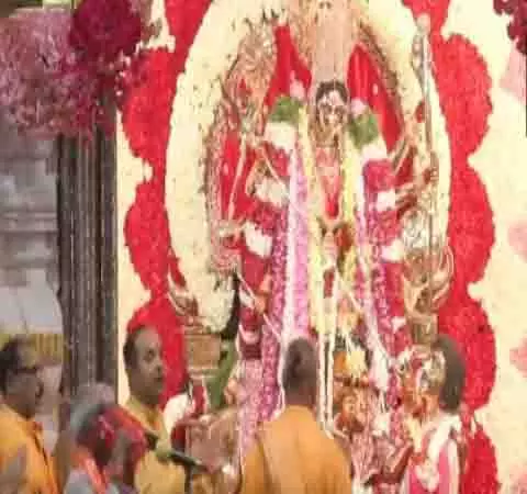 चैत्र नवरात्रि के छठे दिन छतरपुर के श्री आद्या कात्यायनी शक्तिपीठ में सुबह की आरती चैत्र नवरात्रि के छठे दिन छतरपुर के श्री आद्या कात्यायनी शक्तिपीठ में सुबह की आरती