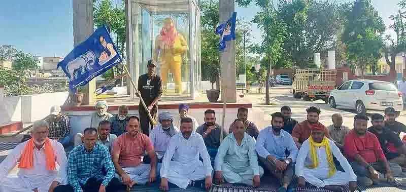बसपा ने Phillaur village में अनिश्चितकालीन धरना शुरू किया बसपा ने Phillaur village में अनिश्चितकालीन धरना शुरू किया