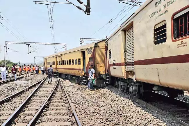 Andhra: विजयनगरम में नागावली एक्सप्रेस पटरी से उतर गई Andhra: विजयनगरम में नागावली एक्सप्रेस पटरी से उतर गई