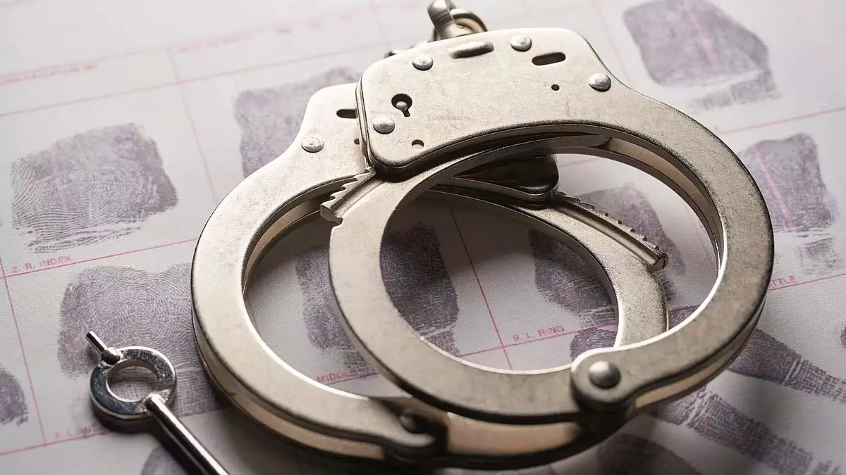 Thane: पुलिस ने मुंब्रा में घर में चोरी करने के आरोप में दो लोगों को गिरफ्तार किया Thane: पुलिस ने मुंब्रा में घर में चोरी करने के आरोप में दो लोगों को गिरफ्तार किया