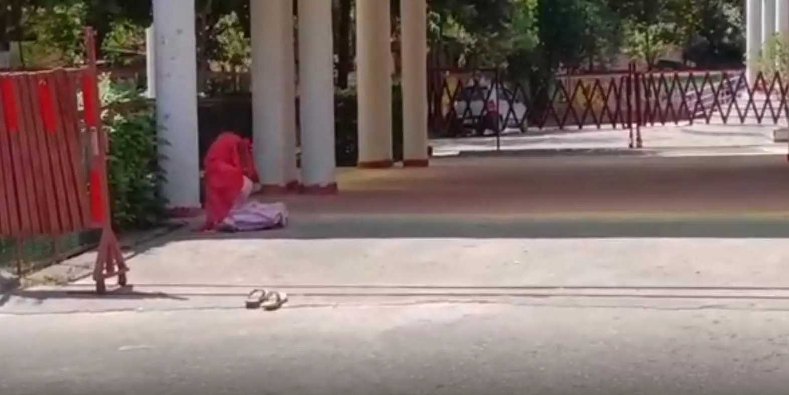 डीएम ऑफिस के बाहर महिला ने पढ़ी नमाज, सुरक्षाकर्मी पर गिरी गाज डीएम ऑफिस के बाहर महिला ने पढ़ी नमाज, सुरक्षाकर्मी पर गिरी गाज