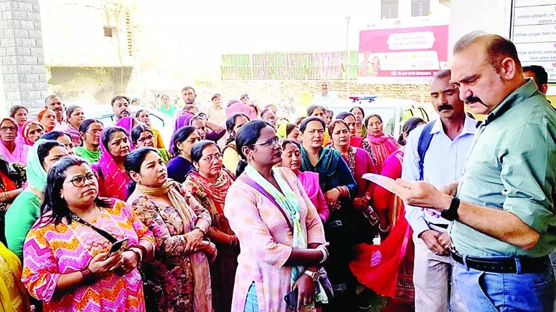 क्रेडिट को-आप्रेटिव सोसायटी में फंसे करोड़ों रुपए क्रेडिट को-आप्रेटिव सोसायटी में फंसे करोड़ों रुपए