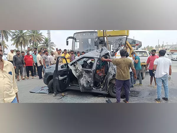 Karnataka: बस और कार की टक्कर में एक ही परिवार के 4 लोगों की मौत Karnataka: बस और कार की टक्कर में एक ही परिवार के 4 लोगों की मौत