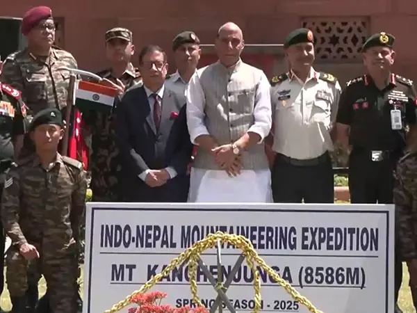 रक्षा मंत्री ने माउंट एवरेस्ट और माउंट कंचनजंगा के लिए अभियानों को हरी झंडी दिखाई रक्षा मंत्री ने माउंट एवरेस्ट और माउंट कंचनजंगा के लिए अभियानों को हरी झंडी दिखाई