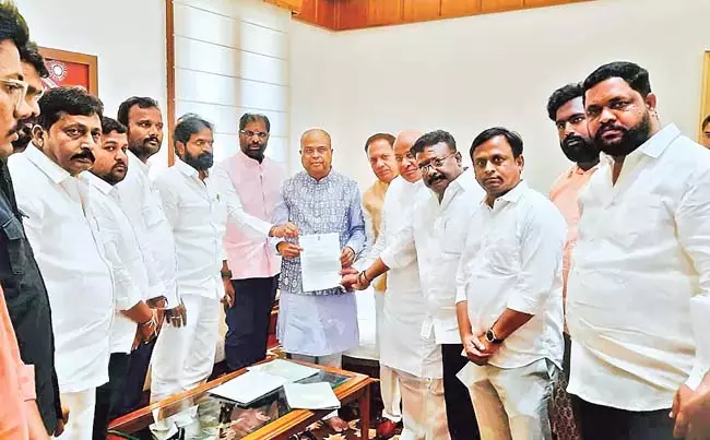 HCU की भूमि की बिक्री से छात्रों के भविष्य और पर्यावरण को खतरा HCU की भूमि की बिक्री से छात्रों के भविष्य और पर्यावरण को खतरा