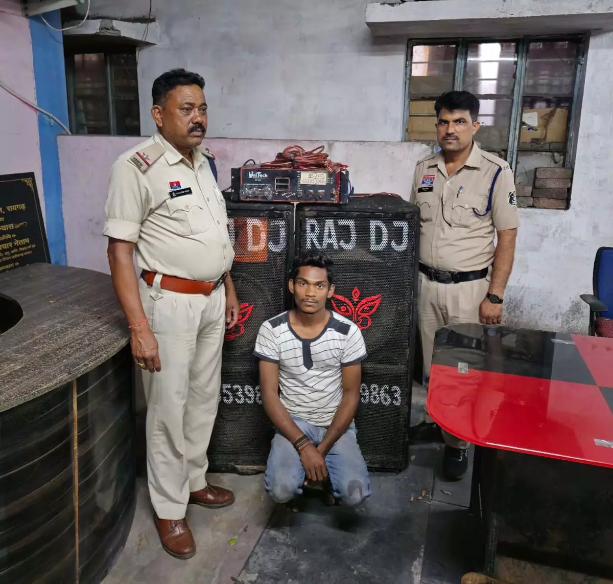 तेज आवाज में डीजे बजाने पर पुलिस ने की जब्ती की कार्रवाई तेज आवाज में डीजे बजाने पर पुलिस ने की जब्ती की कार्रवाई
