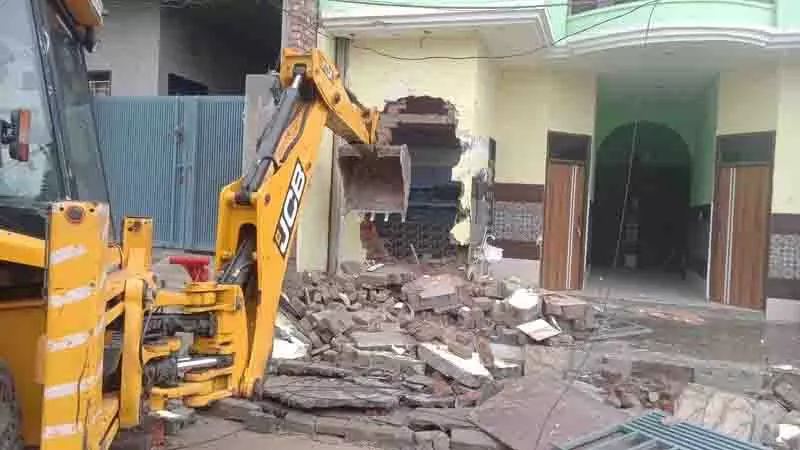 Ludhiana: ड्रग मामलों के आरोपियों की अवैध इमारतें ढहाई गईं Ludhiana: ड्रग मामलों के आरोपियों की अवैध इमारतें ढहाई गईं