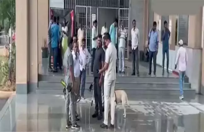 Telangana: मेडचल कलेक्ट्रेट को बम से उड़ाने की धमकी Telangana: मेडचल कलेक्ट्रेट को बम से उड़ाने की धमकी