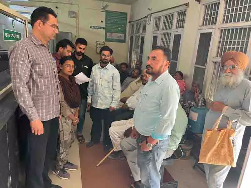 Ludhiana: राज्य सरकार के फर्द केंद्र बंद करने के फैसले से कंप्यूटर ऑपरेटर नाराज Ludhiana: राज्य सरकार के फर्द केंद्र बंद करने के फैसले से कंप्यूटर ऑपरेटर नाराज