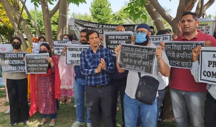 Jammu: व्यावसायिक प्रशिक्षकों ने नौकरी नीति और वेतन वृद्धि के लिए विरोध प्रदर्शन जारी रखा Jammu: व्यावसायिक प्रशिक्षकों ने नौकरी नीति और वेतन वृद्धि के लिए विरोध प्रदर्शन जारी रखा