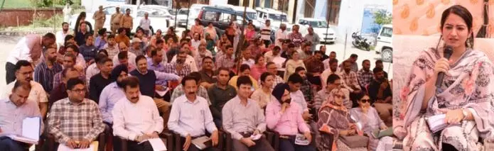 DC ने बट्टल बल्लियां में साप्ताहिक ब्लॉक दिवस कार्यक्रम की अध्यक्षता की DC ने बट्टल बल्लियां में साप्ताहिक ब्लॉक दिवस कार्यक्रम की अध्यक्षता की