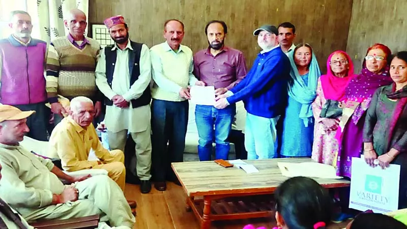कोलतार प्लांट बंद करवाने के लिए विधायक संजय अवस्थी को सौंपा ज्ञापन कोलतार प्लांट बंद करवाने के लिए विधायक संजय अवस्थी को सौंपा ज्ञापन